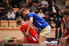 20240217 Pixbo IBKs Arvid Äse och Hagunda IFs Alexander Spinord under innebandymatchen i SSL herr mellan Pixbo IBK och Hagunda IF den 17 februari 2024 i Mölnlycke.