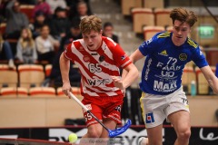 20240217 Pixbo IBKs Daniel Kalentun och Hagunda IFs Emil Eriksson under innebandymatchen i SSL herr mellan Pixbo IBK och Hagunda IF den 17 februari 2024 i Mölnlycke.