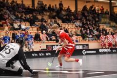 20240217 Pixbo IBKs Arvid Äse och Hagunda IFs Hampus Bodin under innebandymatchen i SSL herr mellan Pixbo IBK och Hagunda IF den 17 februari 2024 i Mölnlycke.