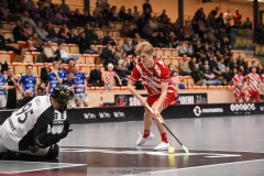 20240217 Pixbo IBKs Arvid Äse och Hagunda IFs Hampus Bodin under innebandymatchen i SSL herr mellan Pixbo IBK och Hagunda IF den 17 februari 2024 i Mölnlycke.