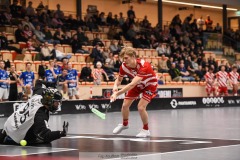 20240217 Pixbo IBKs Arvid Äse och Hagunda IFs Hampus Bodin under innebandymatchen i SSL herr mellan Pixbo IBK och Hagunda IF den 17 februari 2024 i Mölnlycke.