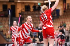 20240417 Pixbo IBKs Ella Zetterstedt och Thea Löfborg under innebandymatchen i SSL dam mellan Pixbo IBK och Rönnby IBK den 17 april 2024 på Wallenstam i Arena Mölnlycke.