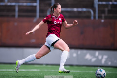 20260510 under fotbollsmatchen i Division 2 Dam Sydvästra Götaland mellan Qviding FIF och Eriksbergs IF den 10 maj 2026 på Valhalla IP i Göteborg. 
Foto: Filip Kauffeldt