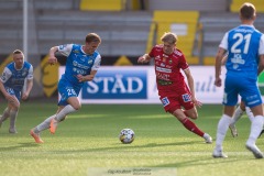 20240430 Skövde AIKs Emil Skillermo och IK Oddevolds Gabriel Sandberg under fotbollsmatchen i Superettan mellan Skövde AIK och IK Oddevold den 30 april 2024 på Borås Arena i Borås.