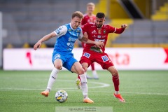 20240430 IK Oddevolds Gabriel Sandberg och Skövde AIKs Elmar Abraham under fotbollsmatchen i Superettan mellan Skövde AIK och IK Oddevold den 30 april 2024 på Borås Arena i Borås.