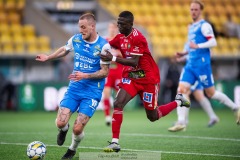 20240430 IK Oddevolds Filip Karlin och Skövde AIKs Mamadou Ousmane Diagne under fotbollsmatchen i Superettan mellan Skövde AIK och IK Oddevold den 30 april 2024 på Borås Arena i Borås.