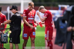 20240804 Skövde AIKs Stefan Ljubicic och Emil Skillermo under fotbollsmatchen i Superettan mellan Skövde AIK och ÖIS den 4 Augusti 2024 på Södermalms IP i Skövde.