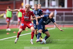 20240804 Skövde AIKs Emil Skillermo och ÖIS Amel Mujanic under fotbollsmatchen i Superettan mellan Skövde AIK och ÖIS den 4 Augusti 2024 på Södermalms IP i Skövde.