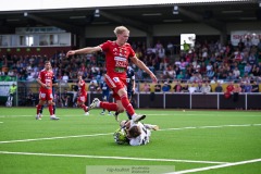 20240804 Skövde AIKs Emil Skillermo och ÖIS Hampus Gustafsson under fotbollsmatchen i Superettan mellan Skövde AIK och ÖIS den 4 Augusti 2024 på Södermalms IP i Skövde.