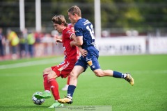 20240804 Skövde AIKs Hugo Engström och ÖIS Anton Andreasson under fotbollsmatchen i Superettan mellan Skövde AIK och ÖIS den 4 Augusti 2024 på Södermalms IP i Skövde.