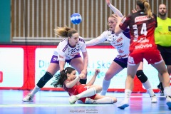 20241230 Skövde HFs Selma Hestner Olsson och Skara HFs Linnea Säreborn under handbollsmatchen i Handbollsligan mellan Skövde HF och Skara HF den 30 december 2024 i Arena Skövde i Skövde.