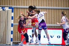 20241230 Skara HFs Lisanne Kruijswijk och Skövde HFs Manon Zijlmans och Meja Norrgård under handbollsmatchen i Handbollsligan mellan Skövde HF och Skara HF den 30 december 2024 i Arena Skövde i Skövde.