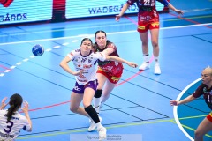 20241230 Skara HFs Lisanne Kruijswijk och Skövde HFs Linnea Nyman under handbollsmatchen i Handbollsligan mellan Skövde HF och Skara HF den 30 december 2024 i Arena Skövde i Skövde.