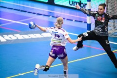 20241230 Skara HFs Emma Gyltman och Skövde HFs Josefine Gundersen Lien under handbollsmatchen i Handbollsligan mellan Skövde HF och Skara HF den 30 december 2024 i Arena Skövde i Skövde.