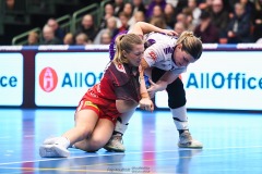 20241230 Skara HFs Sifa Berndtsson och Skövde HFs Signe Lindblad under handbollsmatchen i Handbollsligan mellan Skövde HF och Skara HF den 30 december 2024 i Arena Skövde i Skövde.