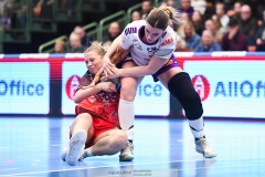 20241230 Skara HFs Sifa Berndtsson och Skövde HFs Signe Lindblad under handbollsmatchen i Handbollsligan mellan Skövde HF och Skara HF den 30 december 2024 i Arena Skövde i Skövde.