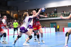 20241230 Skövde HFs Natalie Wästefors pch Skara HFs Evi Jaspers under handbollsmatchen i Handbollsligan mellan Skövde HF och Skara HF den 30 december 2024 i Arena Skövde i Skövde.