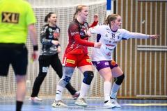 20241230 Skövde HFs Tilda Redzic och Skara HFs Bleona Nuredini under handbollsmatchen i Handbollsligan mellan Skövde HF och Skara HF den 30 december 2024 i Arena Skövde i Skövde.