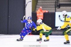 20241228 Villa-Lidköpings Christoffer Edlund och Ljusdals Jonas Söder under bandymatchen i Elitserien mellan Villa-Lidköping BK och Ljusdals BK den 28 december 2024 i Sparbanken Arena i Lidköping.