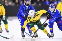 20241228 Ljusdals Tobias Blomqvist under bandymatchen i Elitserien mellan Villa-Lidköping BK och Ljusdals BK den 28 december 2024 i Sparbanken Arena i Lidköping.